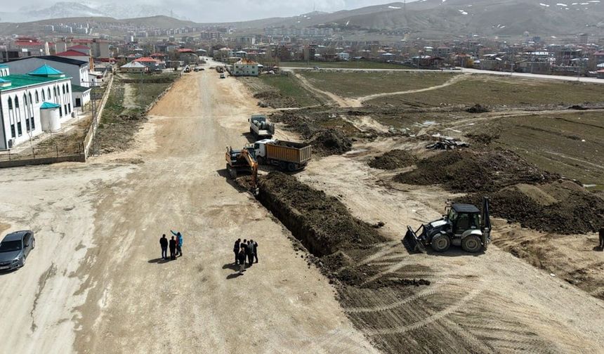 Van’da 30 metre genişliğindeki yeni yolda çalışmalar sürüyor