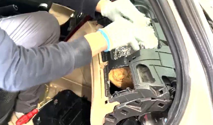 Van’da bir araçta 4.7 kilo metamfetamin ele geçirildi!