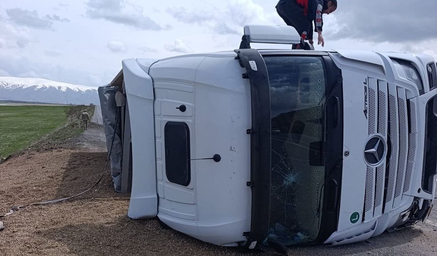 Van’da kum yüklü tır devrildi!