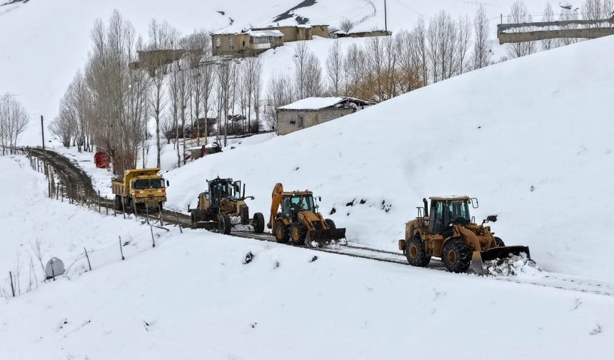 Van’da Nisan’da karla mücadele çalışması