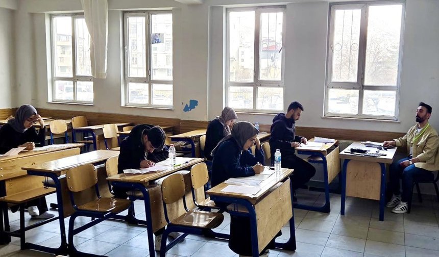 Van’da Umre ödüllü bilgi yarışması sınavı gerçekleştirildi