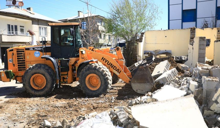 İpekyolu ilçesinde metruk yapı yıkıldı