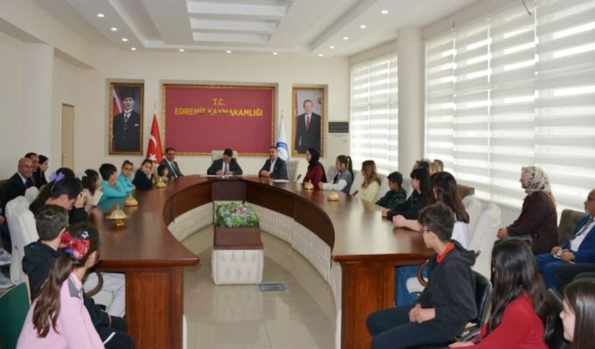Kaymakam Özdemir, dereceye giren öğrencileri ödüllendirdi