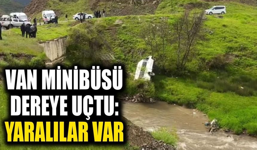 Van minibüsü dereye uçtu: Yaralılar var