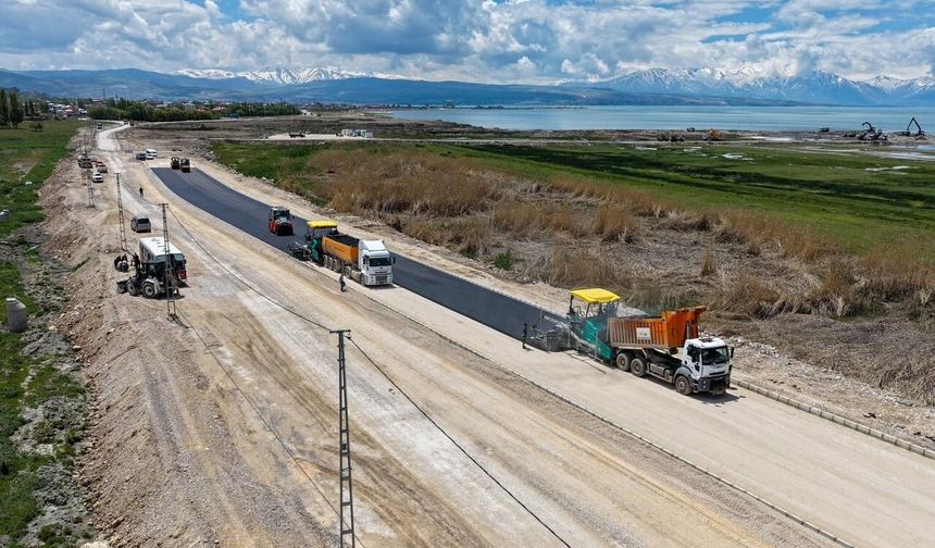 Van Sahil Yolu’nun son etabında asfalt serimine geçildi