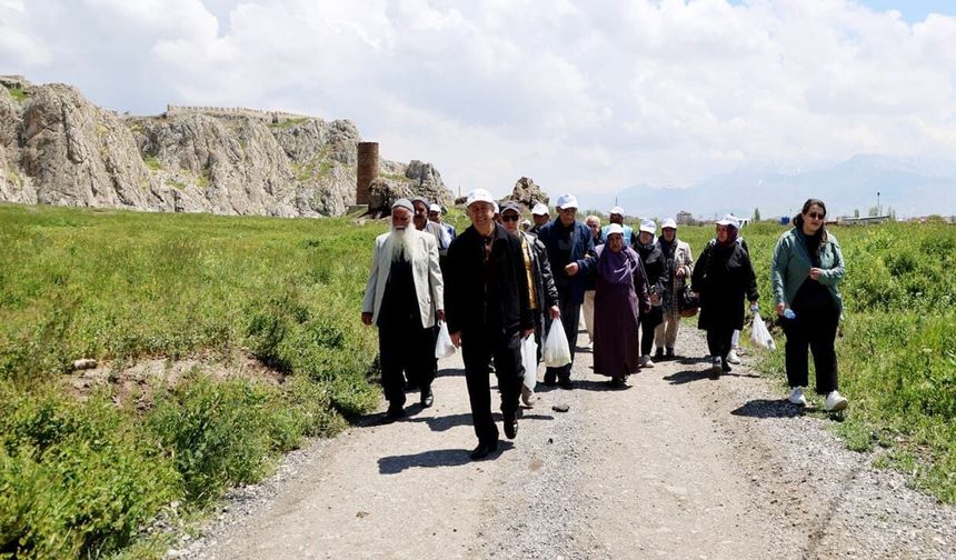 Van’da 60 yaş üstü bireyler eski Van şehrini gezdi