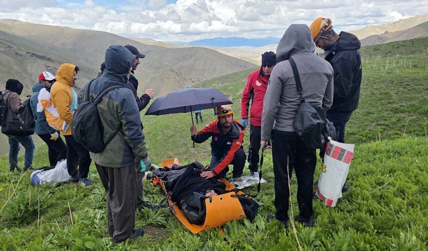 Van’da dağlık alanda mahsur kalan vatandaş kurtarıldı