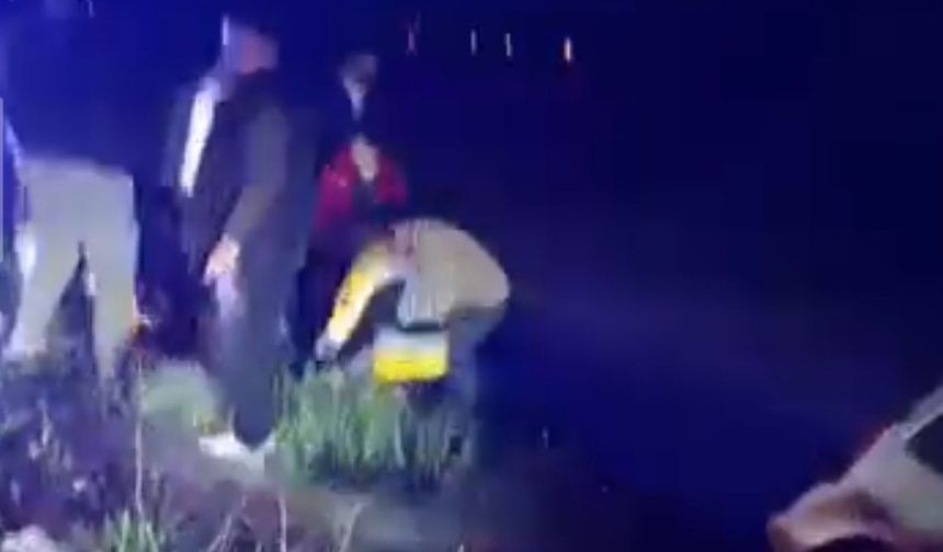 Van'da lastiği patlayan araç şarampole yuvarlandı!