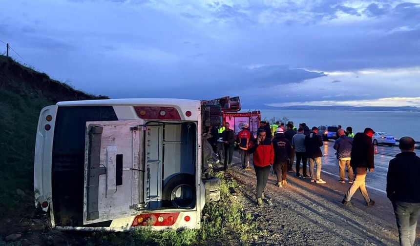 Van’da midibüs devrildi!