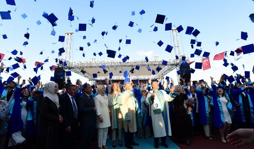 Van YYÜ'de 6 bin öğrenci diplomasını aldı