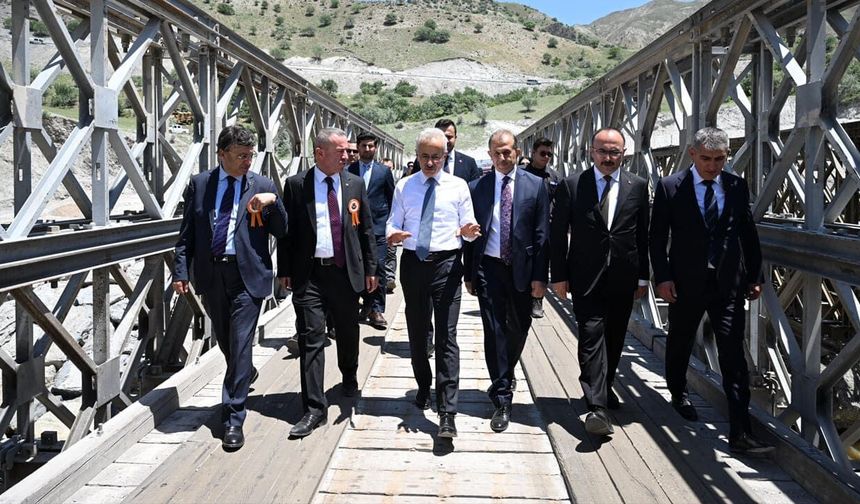 Bakan Uraloğlu Van-Hakkari Karayolu’ndaki heyelan bölgesinde incelemelerde bulundu