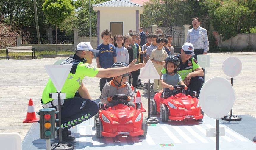 Edremit’te ilkokul öğrencilerine trafik eğitimi verildi