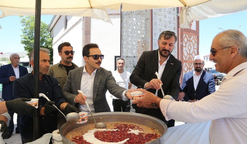Gürpınar’da aşure dağıtıldı