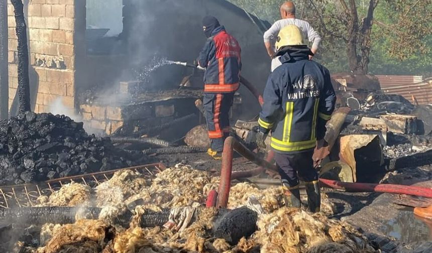Van'da korkutan yangın: Ev, samanlık ve odunluk alevlere teslim oldu