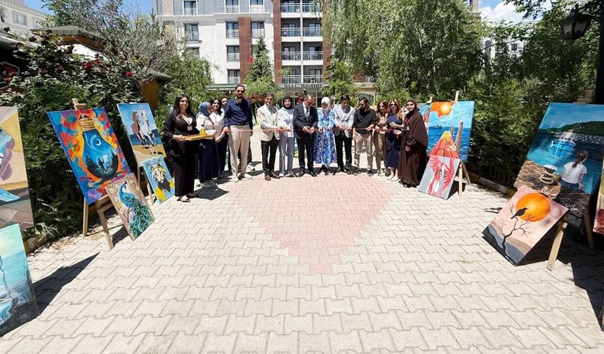 İpekyolu’nda yıl sonu resim sergisi açıldı