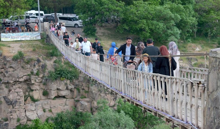 Muradiye Şelalesi’ne hafta sonları yoğun ilgi