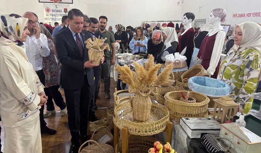 Tuşba’da yıl sonu sergisi düzenlendi