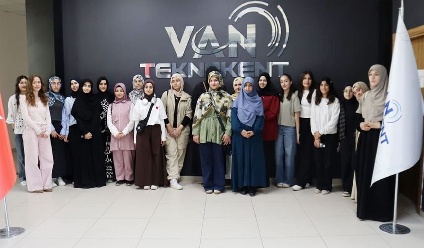 Van Merkez İmam Hatip Lisesi’nden Van Teknokent’e eğitim ve teknoloji ziyareti