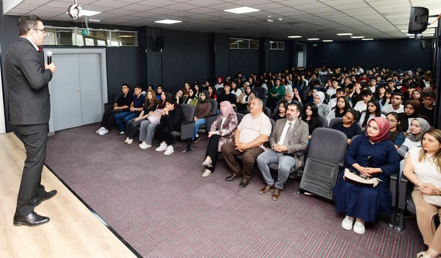 Van YYÜ’de ‘geleceğin meslekleri ve istihdam’ ele alındı