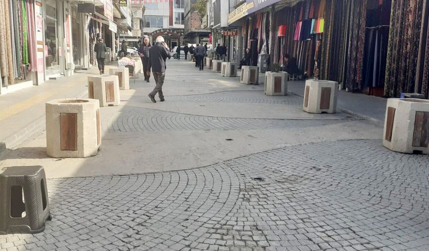 Van’da atıl kalan beton saksılar tepki çekiyor