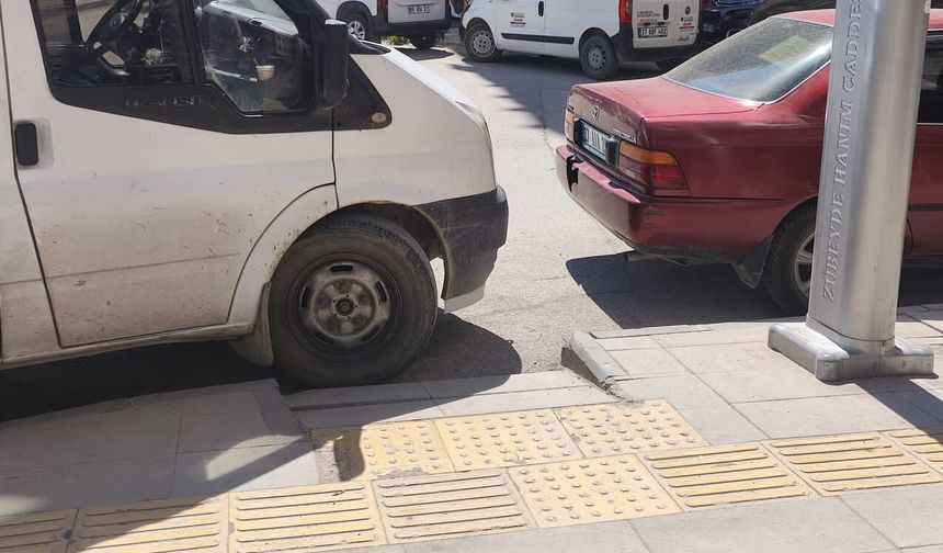 Van’da engelli rampasına park edilen araçlar tepki çekiyor!