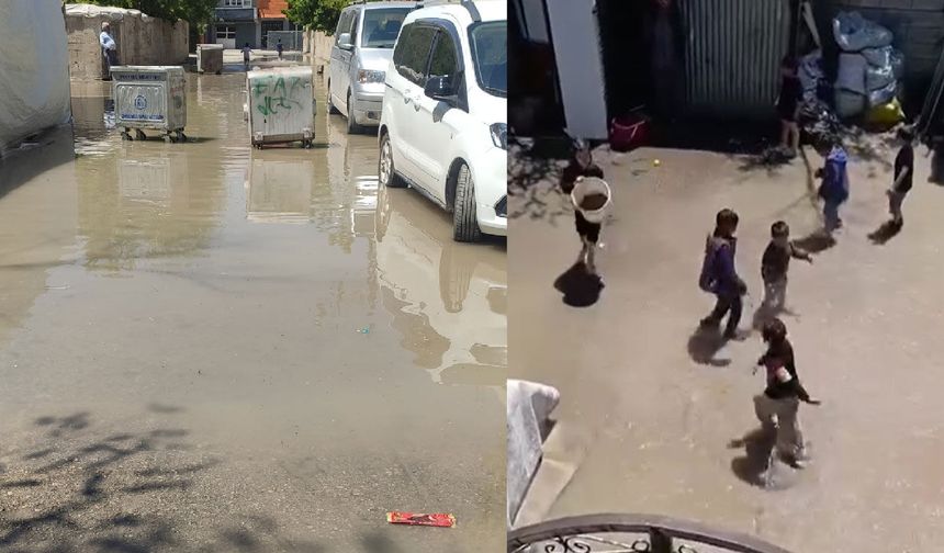 Van’da patlayan su hattı sokağı göle çevirdi! Çocuklar böyle eğlendi…