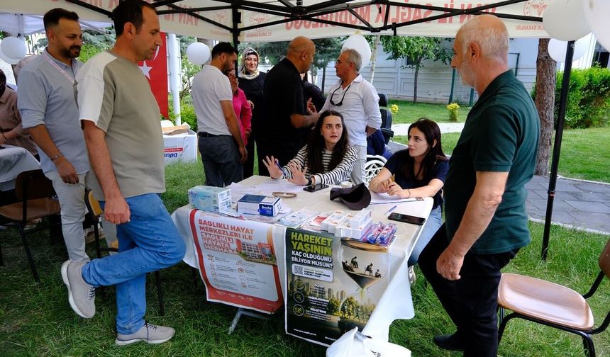 Van’da sağlıklı yaşam stantları kuruldu: Vatandaşlara 3 farklı test uygulanıyor