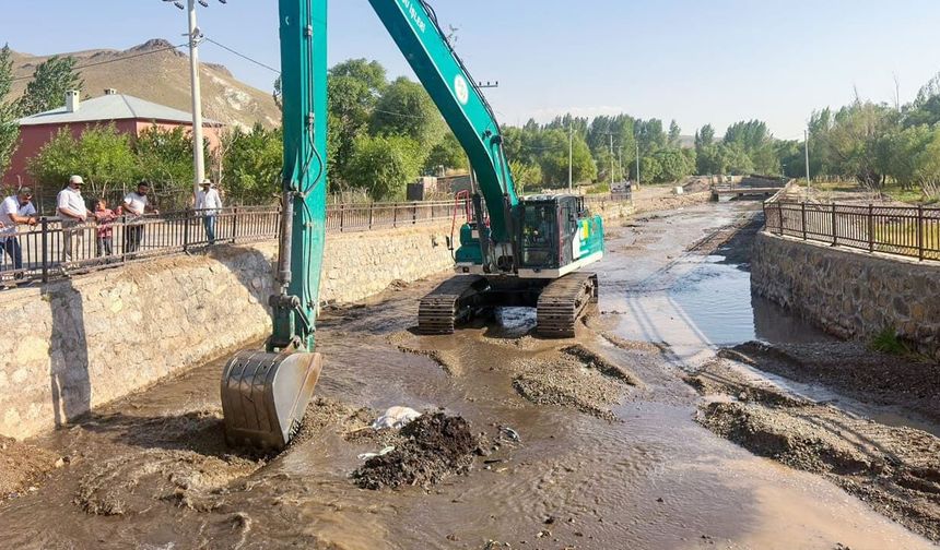 Başkale'de taşkın riskine karşı dere ıslah çalışması…