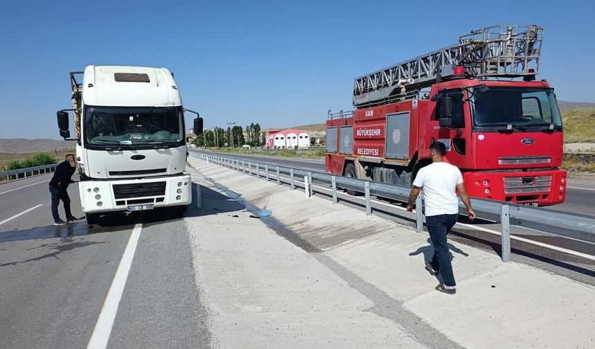Çaldıran-Doğubayazıt yolunda kamyon yangını…