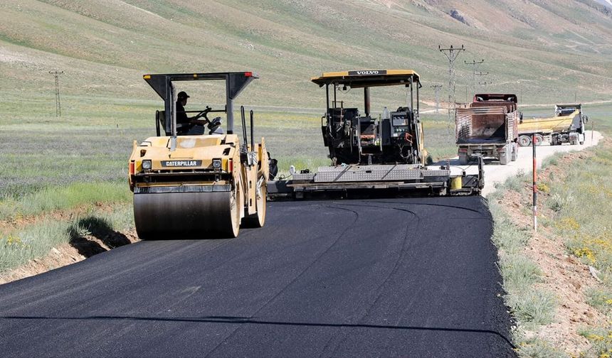 Çatak’ta 7 kilometrelik yol sıcak asfaltla buluşuyor