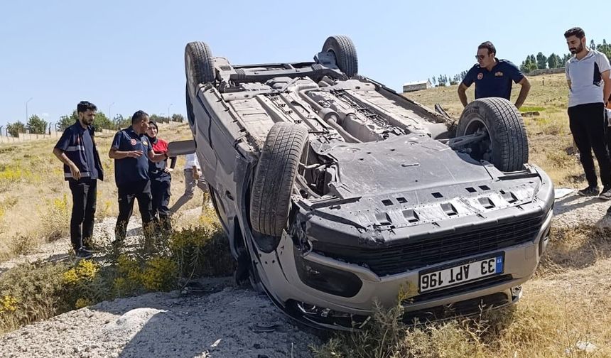 Erciş'te kontrolden çıkan otomobil takla attı