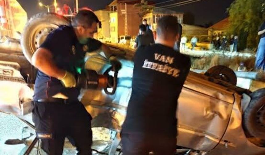 Van'da TOKİ kavşağında peş peşe kazalar: İki çocuk yaralandı