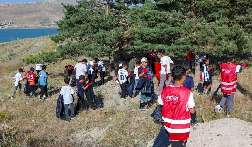Van Toprakkale'de çevre temizliği yapıldı