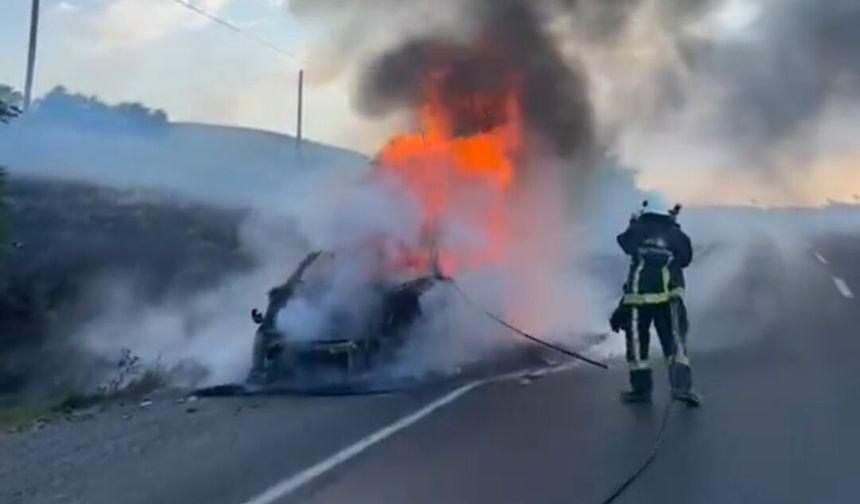 Van'da seyir halindeki otomobil alevlere teslim oldu! Araç küle döndü