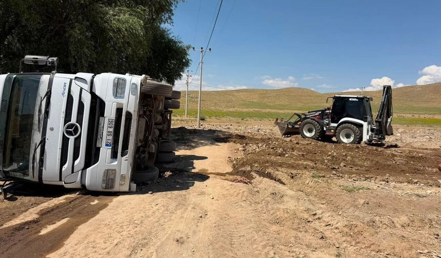 Van'da saman yüklü TIR şarampole devrildi