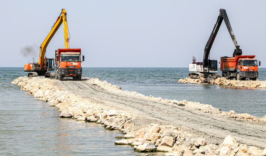 Van Gölü’nde 2 milyon 165 bin metreküp dip çamuru ve balçık çıkarıldı