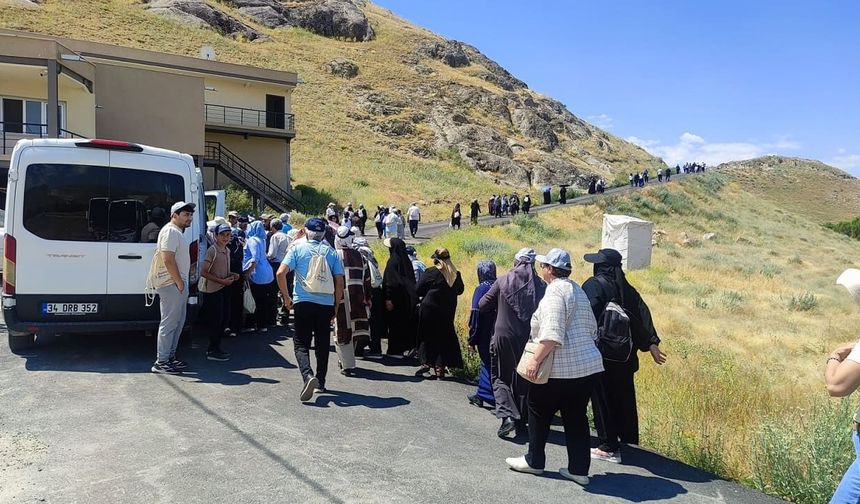 Van’da 65 yaş üstü vatandaşlar Hoşap ve Çavuştepe’yi gezdi