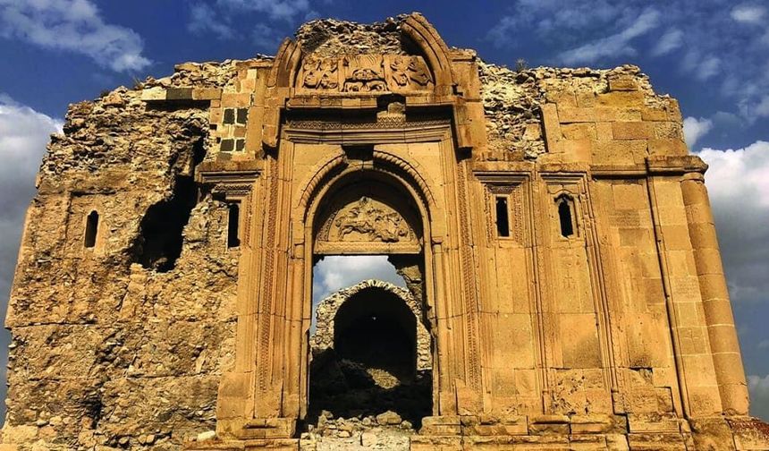Van’da 800 yıllık Bartholomeus Kilisesi ayağa kaldırılmayı bekliyor