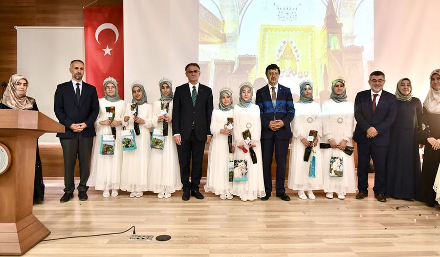 Van'da hafızlık sevinci: 23 öğrenci belgelerini aldı