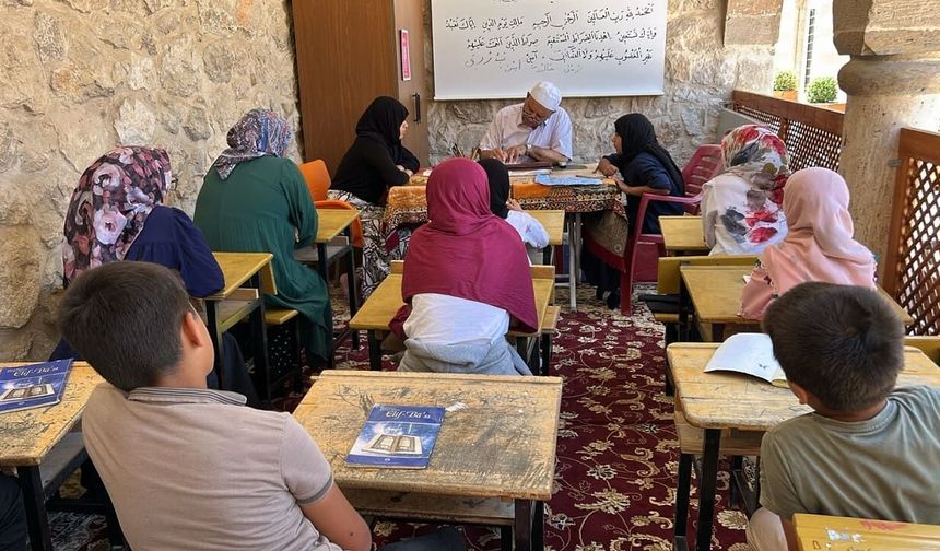Van’da Kur’an kursuna gelen öğrenciler hat sanatı da öğreniyor