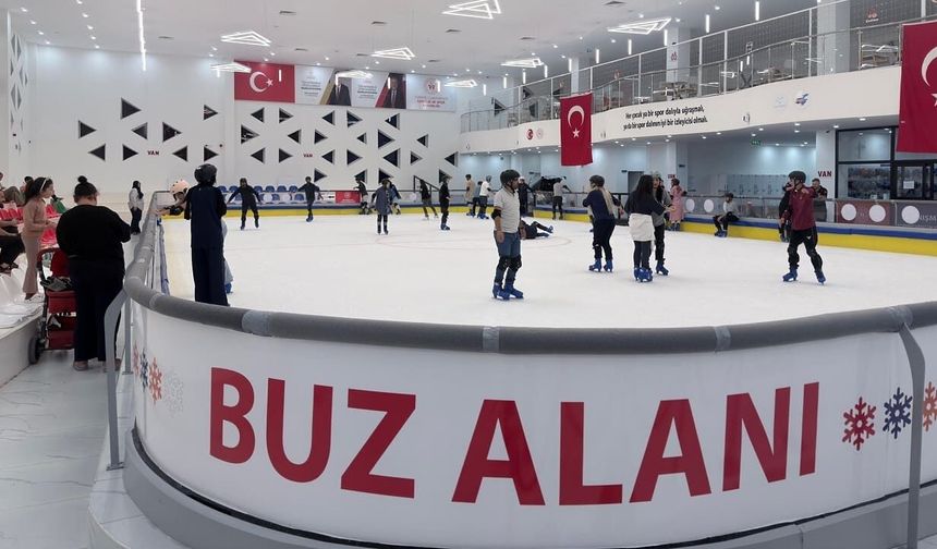 Van’da serinlemek isteyenler buz pistine akın ediyor!