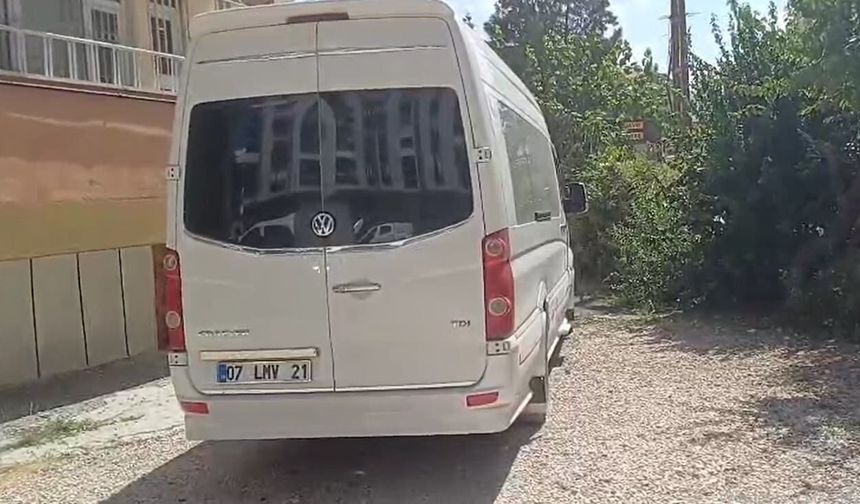 Van'da sorumsuz park! Minibüsünü bırakıp ortadan kayboldu