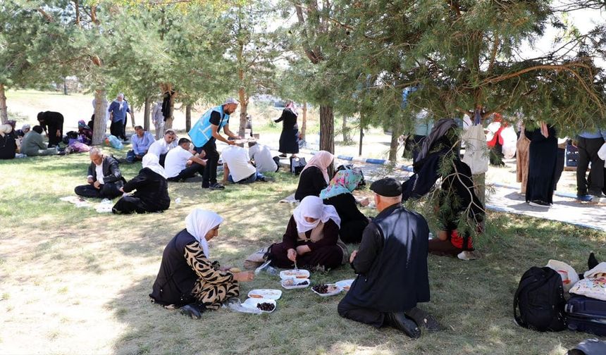 Van’da yaşlı bireyler Van Gölü kıyısında doğayla buluştu