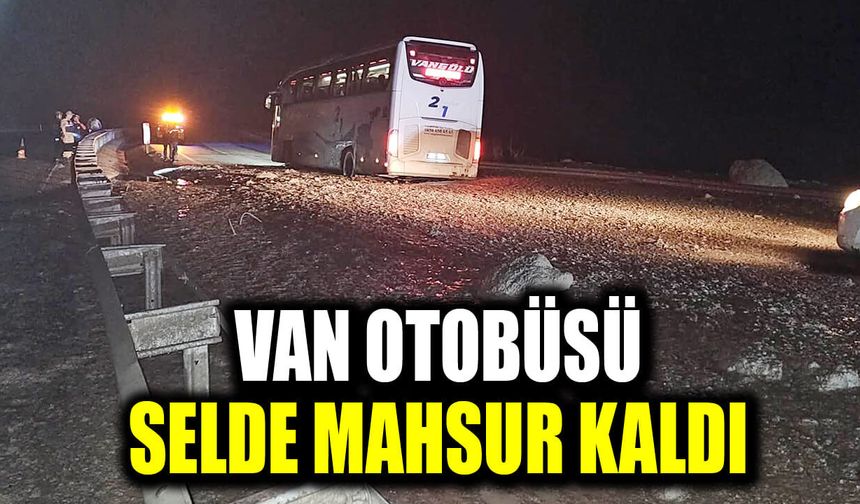 Van otobüsü selde mahsur kaldı