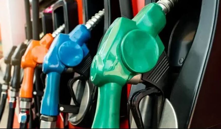 Araç sahipleri aman dikkat: Benzine bu gece büyük bir zam geliyor!