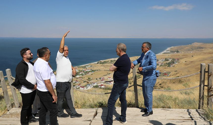 Van TSO ve Van OSB Yönetimi Ayanis Kalesi’ndeki kazı çalışmalarını inceledi