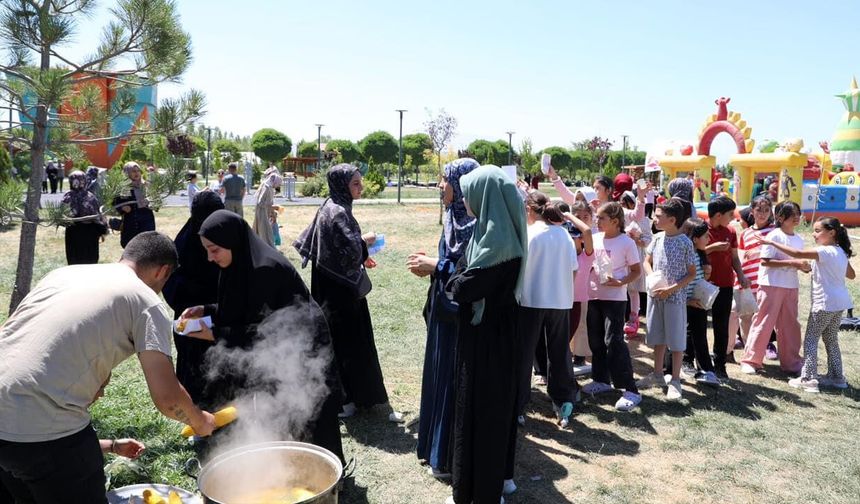 Van’da çocuklar için şenlik düzenledi