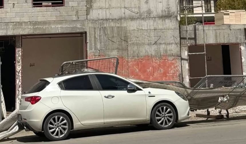 Van’da demir bariyerler otomobilin üzerine devrildi