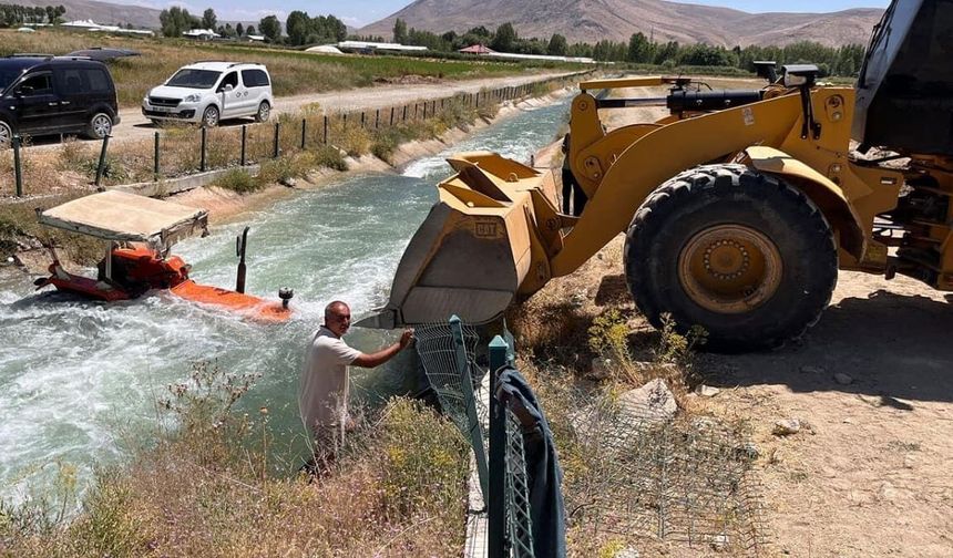 Van’da kanala düşen traktör kurtarıldı