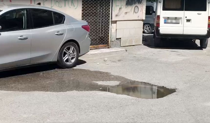 Van'da kanalizasyon alarmı! Pis koku mahalleyi sardı